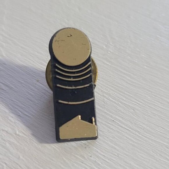 Solar Energy Home Rooftop Vintage Lapel Pin - Picture 1 of 5